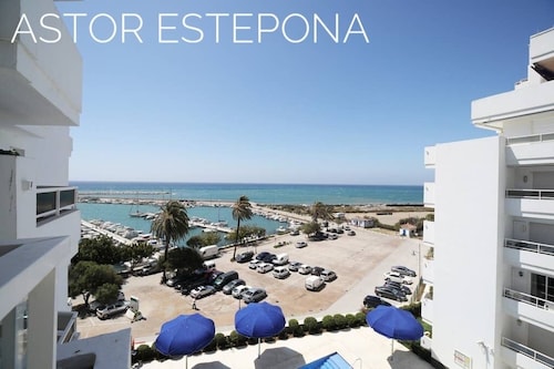 Astor Estepona: Lux 2BD Frontline Marina, Piscine, WiFi, vue sur la mer, parking privé