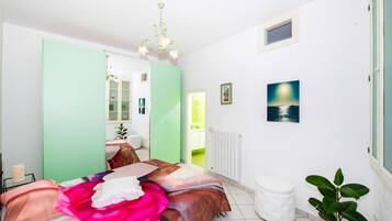 2 chambres, coffres-forts dans les chambres, fer et planche Ă repasser