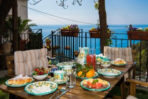 Outdoor dining - Villa Laura, amazing breakfast, private outdoor hot tub, Positano, Amalfi coast (positano)