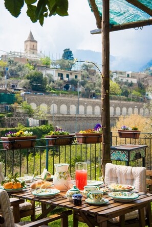 Outdoor dining - Villa Laura, amazing breakfast, private outdoor hot tub, Positano, Amalfi coast (positano)