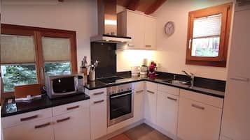 Geladeira, micro-ondas, fogão, cooktop