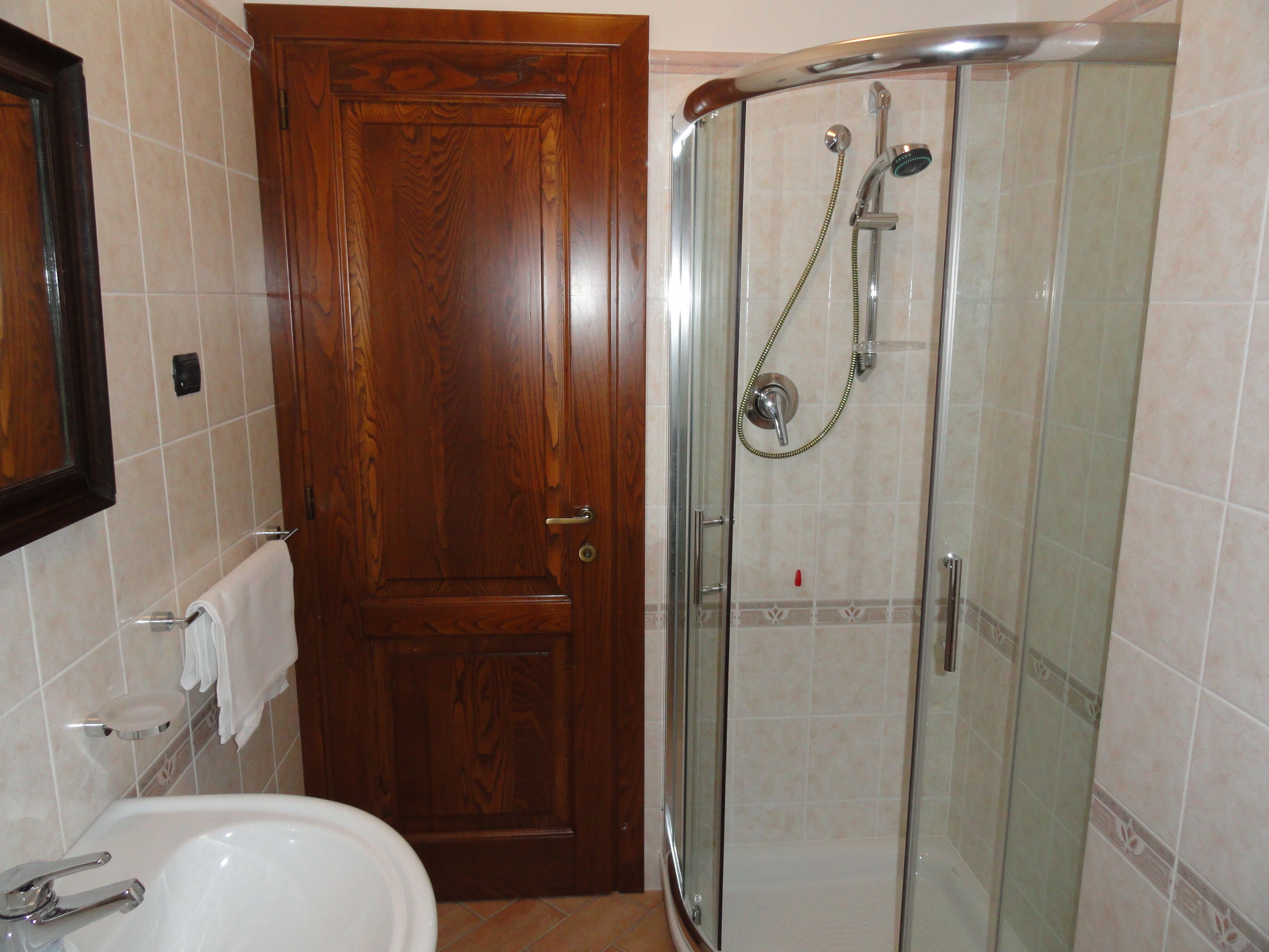 Haartrockner, Handtücher, Shampoo, Toilettenpapier