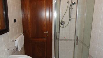 Haartrockner, HandtĂŒcher, Shampoo, Toilettenpapier