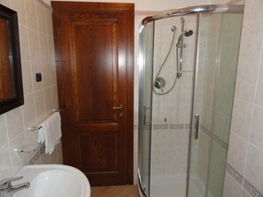 Haartrockner, Handtücher, Shampoo, Toilettenpapier