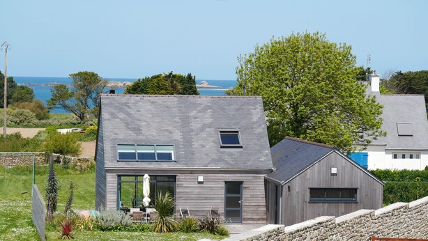 A modern house with a grey roof, a large window, and a door. - Wooden house, close to beaches and dunes (Landéda)
