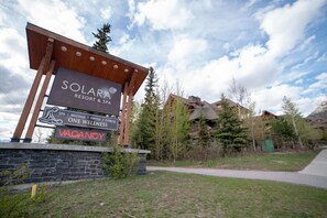 Property grounds - ❤ of Canmore ♥View of 3 Sisters ♥King Beds ♥Underground Parking (Canmore)