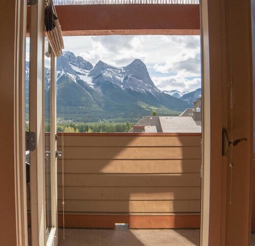 ❤ of Canmore ♥View of 3 Sisters ♥King Beds ♥Underground Parking