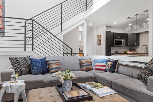 Outpost: Clark's Knoll 385 - Walk to Town Square