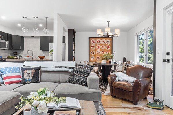 Smart TV, fireplace