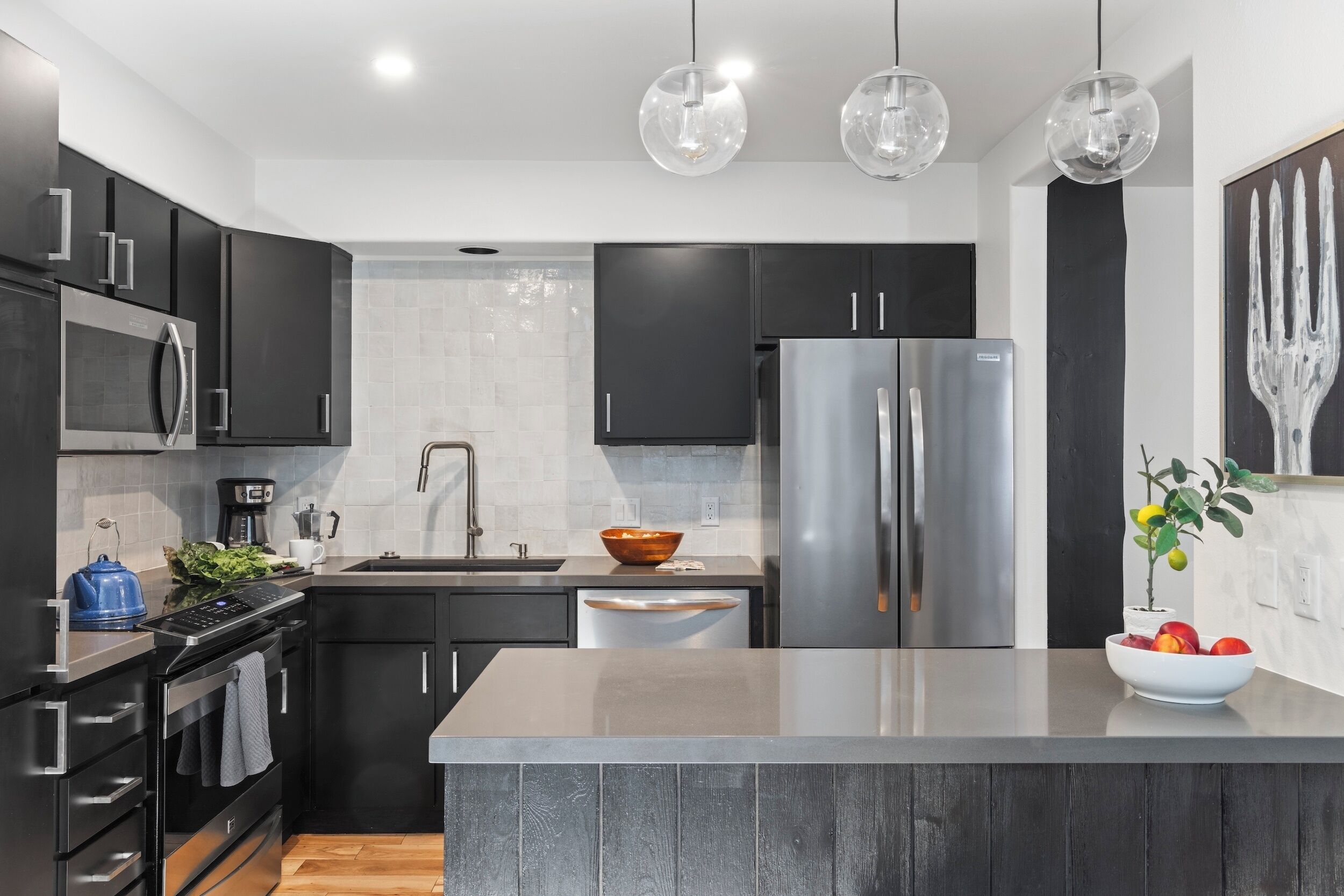 Geladeira, micro-ondas, fogão, cooktop