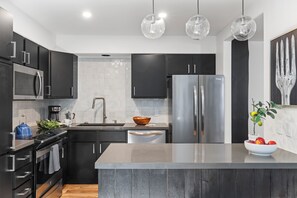 Réfrigérateur, micro-ondes, four, plaque de cuisson