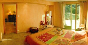 1 chambre, bureau, fer et planche à repasser, lit parapluie