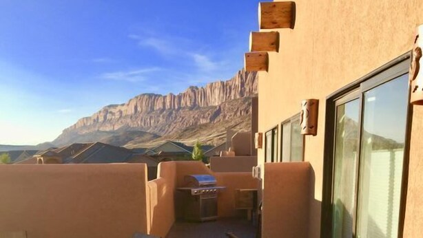 A rooftop patio with a table and chairs, a grill, and a view of mountains. - Moab Village Luxury Retreat Gorgeous views, PVT Hot Tub, 3 STE, 3.5 BTH, 1.5 KT (Moab)