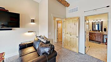 Een televisie, een open haard, boeken en een stereo