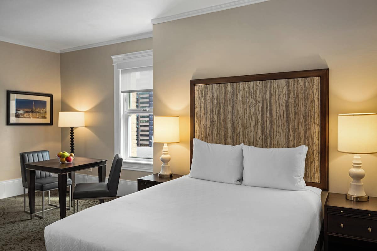 1 soverom, blendingsgardiner og strykejern/-brett