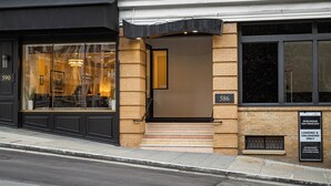 A hotel entrance with a black awning, a brick facade, and a sign indicating loading and unloading only. - WorldMark San Francisco (San Francisco)