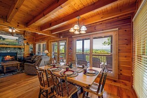 Dining - Resort setting w/ awesome Mtn views! Self checkin, close to Nat’l Park! Sleeps 6 (Pigeon Forge)