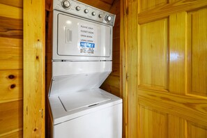 Interior - Resort setting w/ awesome Mtn views! Self checkin, close to Nat’l Park! Sleeps 6 (Pigeon Forge)