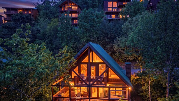 A cabin with a balcony, surrounded by trees. - Resort setting w/ awesome Mtn views! Self checkin, close to Nat’l Park! Sleeps 6 (Pigeon Forge)