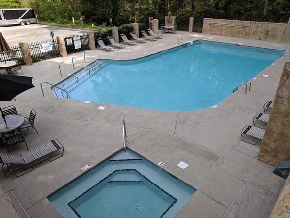 Pool - Resort setting w/ awesome Mtn views! Self checkin, close to Nat’l Park! Sleeps 6 (Pigeon Forge)