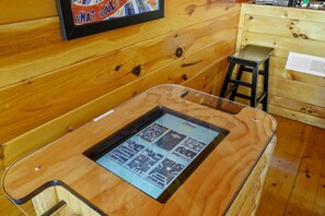 Game room - Resort setting w/ awesome Mtn views! Self checkin, close to Nat’l Park! Sleeps 6 (Pigeon Forge)