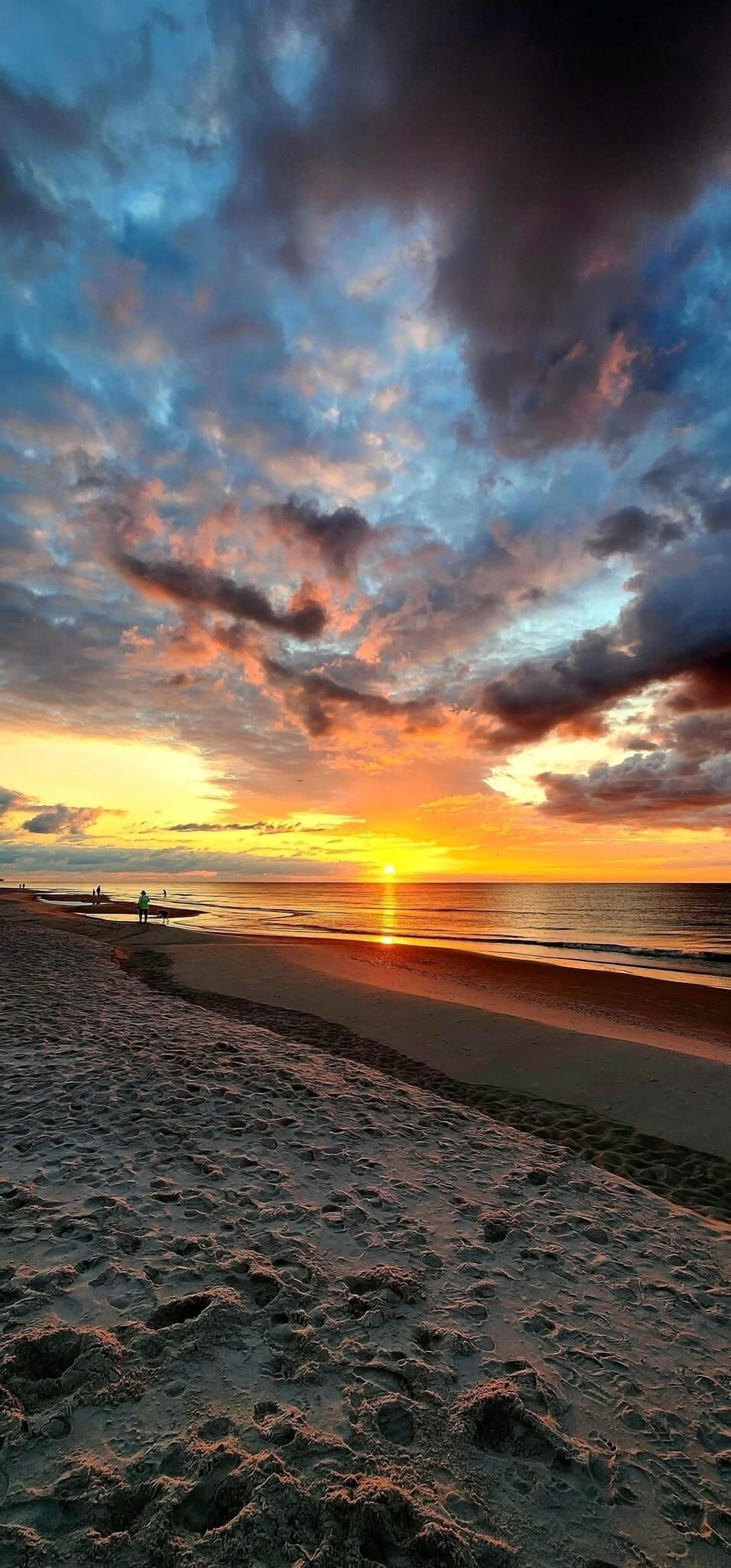 Rannalla, aurinkotuoleja