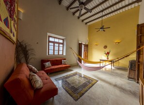 Smart TV, DVD player, books, stereo