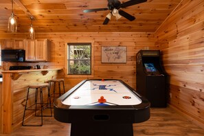Games room - Shady Cove Cabin Pigeon Forge / 10 minutes to Gatlinburg (Pigeon Forge)