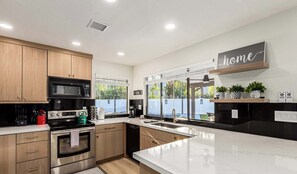 Kühlschrank, Mikrowelle, Ofen, Herdplatte