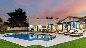 A modern house with a swimming pool, outdoor seating, and a patio area. - Private Luxury 6BR Resort: Pool, Pickleball, Oasis (Scottsdale)