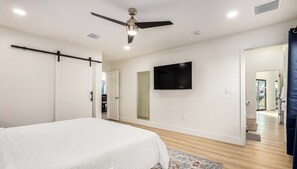 Master Suite 3 King Bed Walk in closet full Bath and 55 inch Smart TV