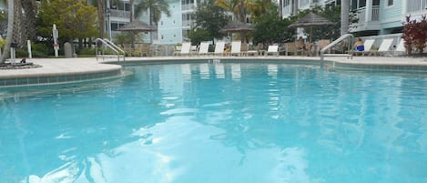 室外游泳池,恒温泳池