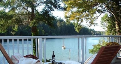 Waterfront cottage in serene Whaler Bay