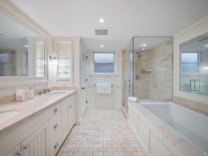 Bañera con ducha, secador de pelo, toallas, jabón