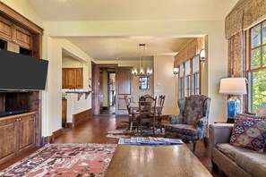 Smart TV, fireplace