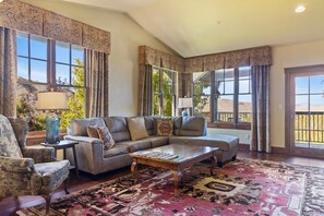 Smart TV, fireplace - Outpost: Grand View 334 - AC and Teton Views (Jackson)