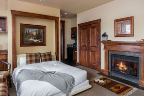 3 bedrooms, iron/ironing board, WiFi, bed sheets - Outpost: Grand View 334 - AC and Teton Views (Jackson)