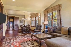 Smart TV, fireplace - Outpost: Grand View 334 - AC and Teton Views (Jackson)