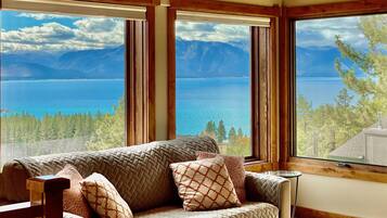 TV connectée, cheminée, jeux vidéo, lecteur de DVD