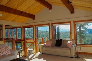 Téléviseur connecté, foyer, jeux vidéo, lecteur de DVD