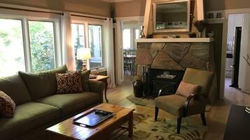 Smart-TV, Kamin, DVD-Player, BĂŒcher