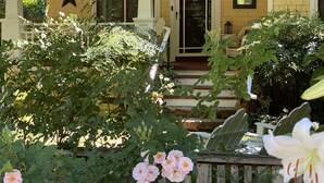 A yellow house with a number 9605 on the wall, a star decoration, and a porch with steps. - The Kenwood House - A Place to Stay
Your Wine Country Oasis in Sonoma Valley (Kenwood)
