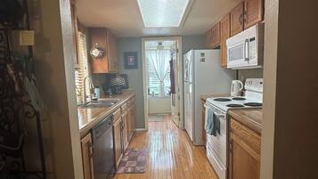Coffee/tea maker, fridge, microwave, oven