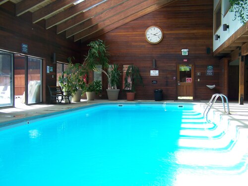 3 master suites, 2 living areas, walk to main street, hot tubs, indoor pool.
