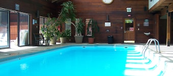 2700 + SF maison w / 2 espaces de vie et club-house, piscine intérieure, un bain à remous