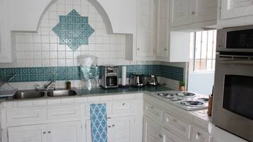 冰箱、微波炉、烤箱、炉灶