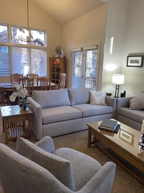 Smart TV, fireplace, DVD player, books - Gorgeous, Great Get-Away - Superb location, clean, relaxing!  Permit WSTR21-0012 (Incline Village)