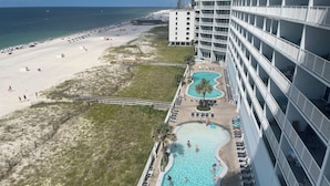 Ein Hotel mit Poolbereich, Zugang zum Strand und Meerblick.