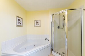 Dusche, Whirlpool, Haartrockner, Handtücher