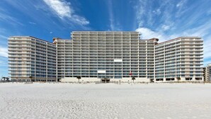 Ein großes, mehrstöckiges Hotel mit einer symmetrischen Fassade, zahlreichen Balkonen und einem flachen Dach.